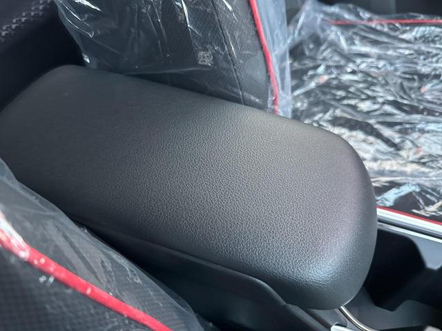 �Z���^�[�R���\�[���{�b�N�X�ł��B�[�ԑO�ɂ͎����N���[�j���O���{�H���A�Y��ȏ�ԂŔ[�Ԃ��܂��B