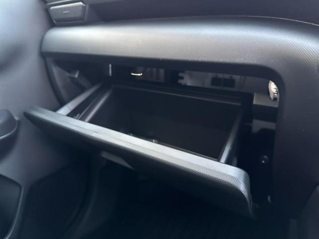 �O���[�u�{�b�N�X�ł��B�[�ԑO�ɂ͎����N���[�j���O���{�H���A�Y��ȏ�ԂŔ[�Ԃ��܂��B