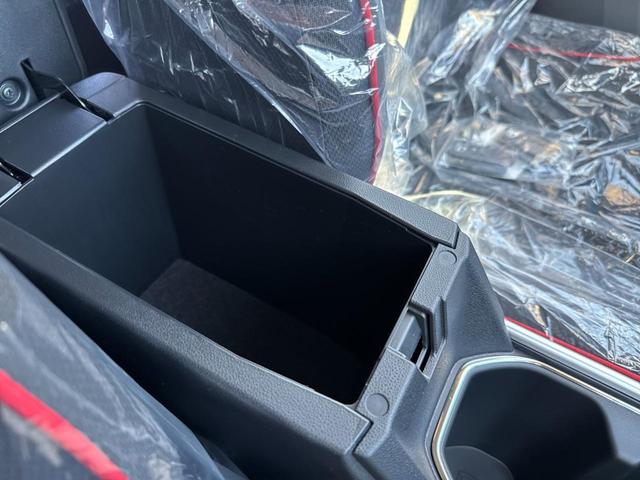 �Z���^�[�R���\�[���{�b�N�X�ł��B�[�ԑO�ɂ͎����N���[�j���O���{�H���A�Y��ȏ�ԂŔ[�Ԃ��܂��B