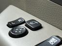 電動格納ミラーの操作スイッチです。目立つような汚れやダメージはございません。