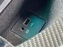 通信機能+電源機能付きUSB端子とAUX端子です。