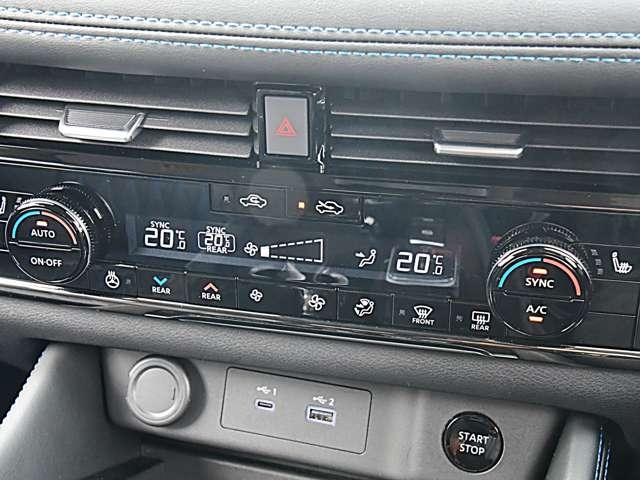 温度設定の楽なオートエアコンは運転席、助手席、さらに後席でも設定温度を変更出来ますので快適なドライブが出来ます。