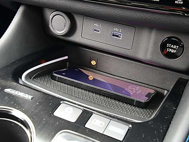 置くだけでスマートフォンを充電するワイヤレス充電器が付いています。