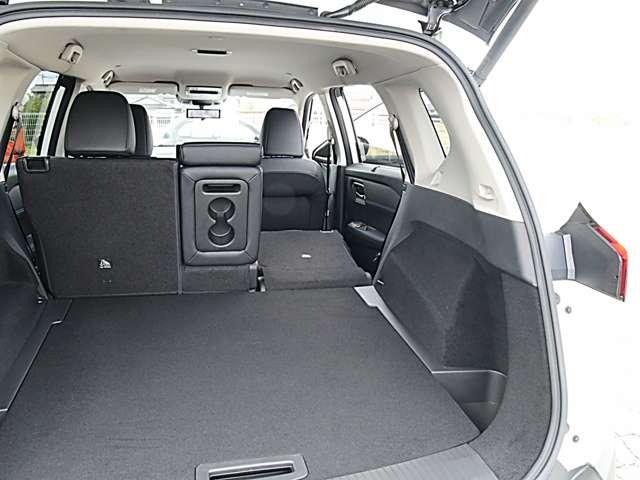 ラゲッジスペースです。リヤシートは可倒式で大きな荷物の搭載にも使えます。