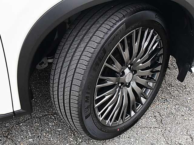 純正アルミホイールです。スチールホイールよりも軽いので燃費も向上します。タイヤの残り溝は御来店時にご確認下さい。