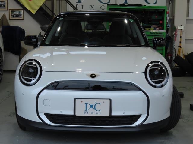 ＭＩＮＩ クーパーＥ　クラシック・トリム　ステアリングアシスト　運転注意力モニター　アクティブＰＤＣブレーキ　クルーズコントロール　パーキングアシスト　前後パークセンサー　バックカメラ　ヘッドアップディスプレイ　ハイビームアシスタント（10枚目）