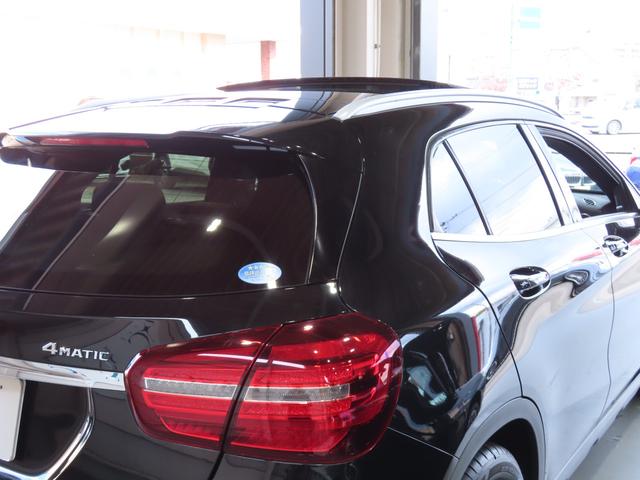 GLAクラス GLA220 4マチック プレミアムパッケージ パノラミックスライディングルーフ 黒本革左右パワーシート ヒーター付 ハーマンカードンサウンド アンビエントライト 電動テールゲート カープレイ アンドロイドオート LEDライト(11枚目)