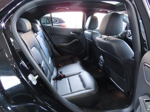 GLAクラス GLA220 4マチック プレミアムパッケージ パノラミックスライディングルーフ 黒本革左右パワーシート ヒーター付 ハーマンカードンサウンド アンビエントライト 電動テールゲート カープレイ アンドロイドオート LEDライト(40枚目)