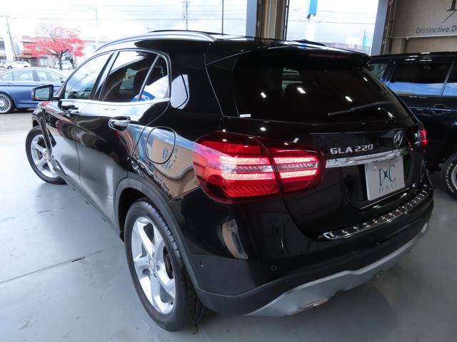 GLAクラス GLA220 4マチック プレミアムパッケージ パノラミックスライディングルーフ 黒本革左右パワーシート ヒーター付 ハーマンカードンサウンド アンビエントライト 電動テールゲート カープレイ アンドロイドオート LEDライト(45枚目)