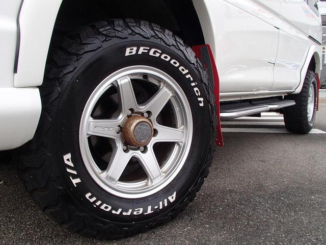 シャモニー 切替4WD 社外メモリーナビ フルセグTV KYBリフトアップショック オーバーフェンダー オートステップ ETC コーナーセンサー BFグッドリッチホワイトレタータイヤ ブロウズ16AW 社外HID(11枚目)