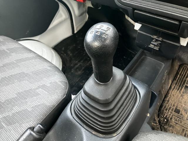 キャリイトラック ＦＣ　５ＭＴ　４ＷＤ　エアコン　パワステ　ＤＡ６５型（8枚目）