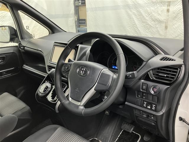 ヴォクシー ＺＳ　煌ＩＩ　４ＷＤ　フルセグ　メモリーナビ　ＤＶＤ再生　ミュージックプレイヤー接続可　バックカメラ　衝突被害軽減システム　ＥＴＣ　ドラレコ　両側電動スライド　ＬＥＤヘッドランプ　ウオークスルー　乗車定員７人（18枚目）