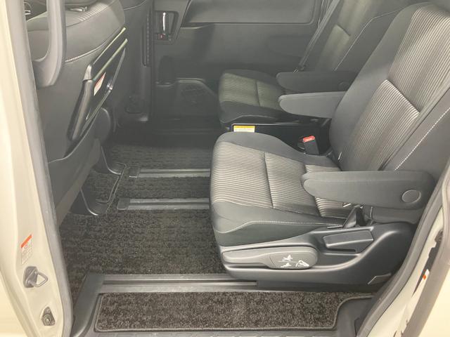 ヴォクシー ＺＳ　煌ＩＩ　４ＷＤ　フルセグ　メモリーナビ　ＤＶＤ再生　ミュージックプレイヤー接続可　バックカメラ　衝突被害軽減システム　ＥＴＣ　ドラレコ　両側電動スライド　ＬＥＤヘッドランプ　ウオークスルー　乗車定員７人（30枚目）