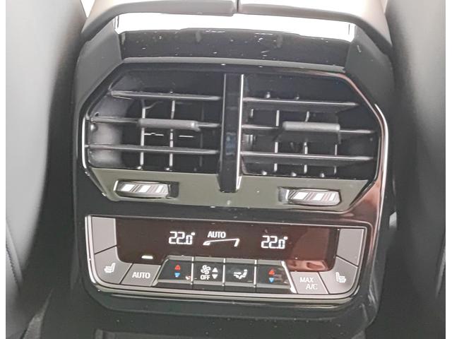 ｉＸ ｘＤｒｉｖｅ　５０　認定中古車　アルピンホワイト　バウアンドウィルキンススピーカー　パノラマガラスサンルーフ　アダプティブクルーズコントロール　ＢＭＷレーザーライト　アップルカープレイ　ブルートゥース接続（17枚目）