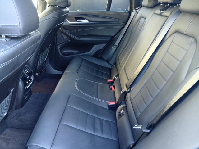 X4 xDrive 30i Mスポーツ 認定中古車 ブラックレザー ガラスサンルーフ 液晶メーター ステアリングヒーター シートヒーター・ベンチレーション ワイヤレスチャージャー アップルカープレイ 電動トランク(11枚目)