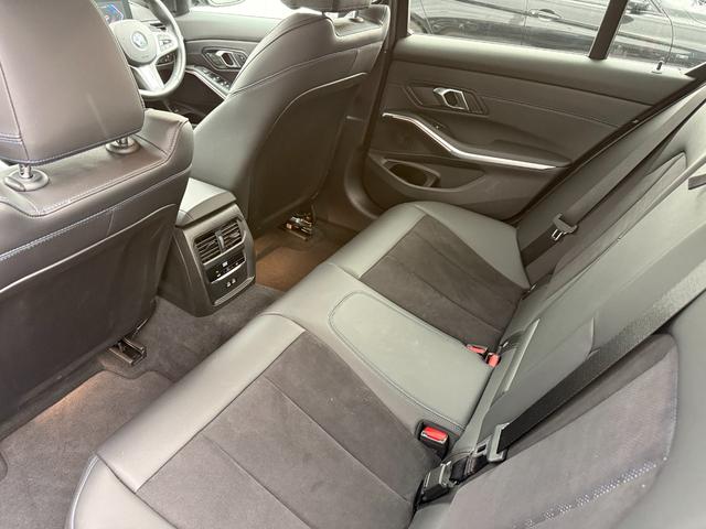 3シリーズ 320d xDriveMスポーツエディションシャドー 認定中古車 液晶メーター 全周囲カメラ ヘッドアップディスプレイ アクティブクルーズコントロール 電動トランク アップルカープレイ ETC車載器 19インチアルミホイール(15枚目)