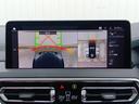 M40i 認定中古車 赤革 ガラスサンルーフ ハーマンカードン ヘッドアップディスプレイ 全周囲カメラ アクティブクルーズコントロール アップルカープレイ 電動トランク LEDヘッドライト(24枚目)