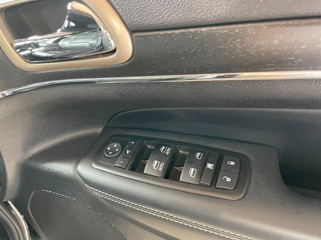 ジープ・グランドチェロキー リミテッド　黒革シート　エアサスペンション　クルーズコントロール　フルセグＴＶ　Ｂｌｕｅｔｏｏｔｈ　バックカメラ　ＥＴＣ　シートエアー＆ヒーター　パワーバックゲート　１８インチ純正ＡＷ　ステアリングヒーター（14枚目）