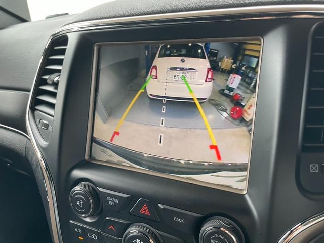 ジープ・グランドチェロキー リミテッド　黒革シート　エアサスペンション　クルーズコントロール　フルセグＴＶ　Ｂｌｕｅｔｏｏｔｈ　バックカメラ　ＥＴＣ　シートエアー＆ヒーター　パワーバックゲート　１８インチ純正ＡＷ　ステアリングヒーター（30枚目）