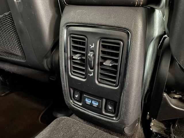 ジープ・グランドチェロキー リミテッド　黒革シート　エアサスペンション　クルーズコントロール　フルセグＴＶ　Ｂｌｕｅｔｏｏｔｈ　バックカメラ　ＥＴＣ　シートエアー＆ヒーター　パワーバックゲート　１８インチ純正ＡＷ　ステアリングヒーター（32枚目）