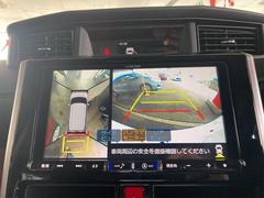 全周囲や後方確認に便利で安全な全方位型モニターとバックカメラも装備しています。 5