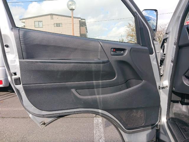 ハイエースバン ロングDX ディーゼル 4WD 5ドア 6人乗り ETC ナビ 両側スライドドア キーレス インパネAT レンタカーアップ CD エアコン パワーウィンドウ ABS(30枚目)