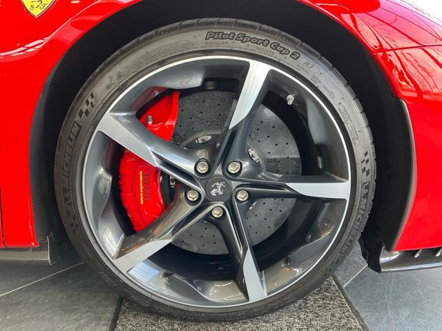 ＳＦ９０スパイダー ベースグレード　Ｆ１　ＤＣＴ　Ｅ４ＷＤ　ＲＯＳＳＯ　ＣＯＲＳＡ／ＲＯＳＳＯ　ＦＥＲＲＡＲＩ　カーボンエンジンカバー　カーボンアンダーカバー　カーボンドライバーゾーンＬＥＤステアリング　カーボンエアスプリッター（22枚目）