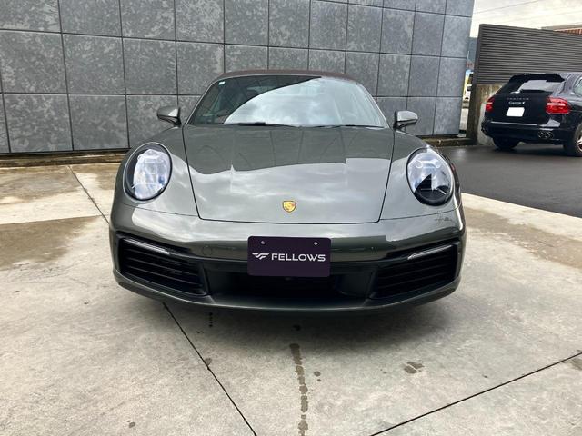 911 911カレラ4 カブリオレ 走行4500Km アベンチュリングリーンメタリック ブラウンソフトトップ トリュフブラウンインテリア スポーツクロノPKG スポーツエクゾースト 20/21インチCarrera Classicホイール(3枚目)