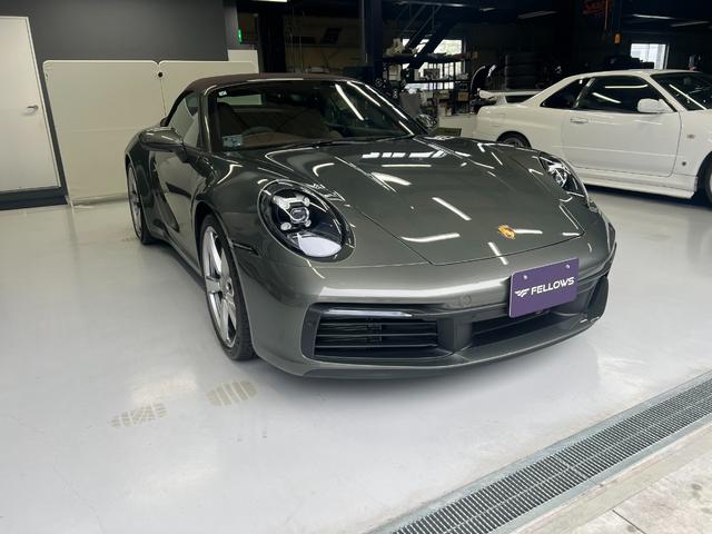911 911カレラ4 カブリオレ 走行4500Km アベンチュリングリーンメタリック ブラウンソフトトップ トリュフブラウンインテリア スポーツクロノPKG スポーツエクゾースト 20/21インチCarrera Classicホイール(4枚目)