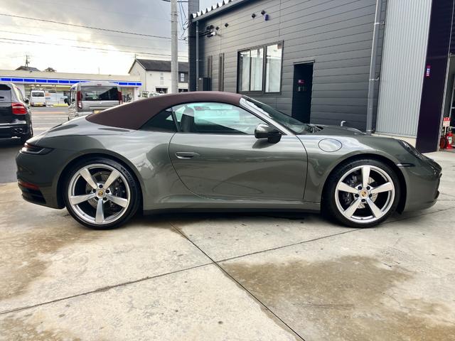 911 911カレラ4 カブリオレ 走行4500Km アベンチュリングリーンメタリック ブラウンソフトトップ トリュフブラウンインテリア スポーツクロノPKG スポーツエクゾースト 20/21インチCarrera Classicホイール(5枚目)
