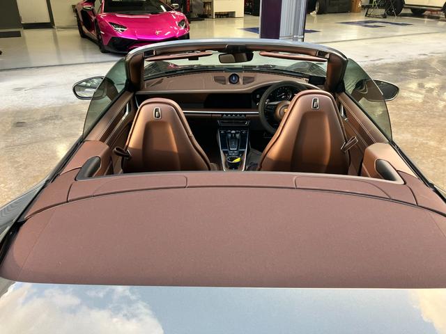 911 911カレラ4 カブリオレ 走行4500Km アベンチュリングリーンメタリック ブラウンソフトトップ トリュフブラウンインテリア スポーツクロノPKG スポーツエクゾースト 20/21インチCarrera Classicホイール(12枚目)