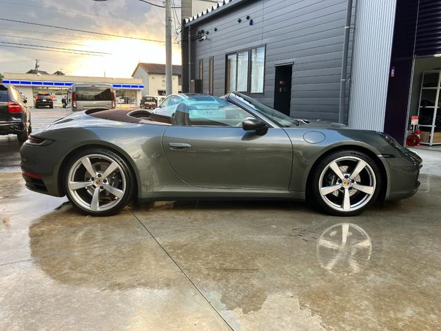 911 911カレラ4 カブリオレ 走行4500Km アベンチュリングリーンメタリック ブラウンソフトトップ トリュフブラウンインテリア スポーツクロノPKG スポーツエクゾースト 20/21インチCarrera Classicホイール(13枚目)