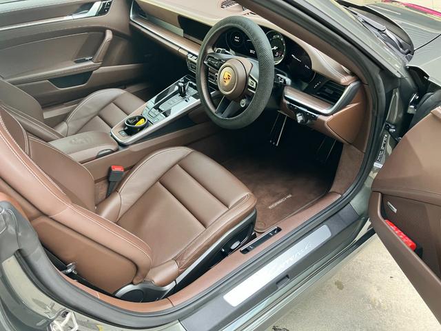 911 911カレラ4 カブリオレ 走行4500Km アベンチュリングリーンメタリック ブラウンソフトトップ トリュフブラウンインテリア スポーツクロノPKG スポーツエクゾースト 20/21インチCarrera Classicホイール(15枚目)