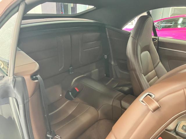 911 911カレラ4 カブリオレ 走行4500Km アベンチュリングリーンメタリック ブラウンソフトトップ トリュフブラウンインテリア スポーツクロノPKG スポーツエクゾースト 20/21インチCarrera Classicホイール(17枚目)