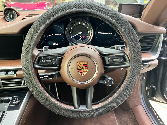 911 911カレラ4 カブリオレ 走行4500Km アベンチュリングリーンメタリック ブラウンソフトトップ トリュフブラウンインテリア スポーツクロノPKG スポーツエクゾースト 20/21インチCarrera Classicホイール(18枚目)