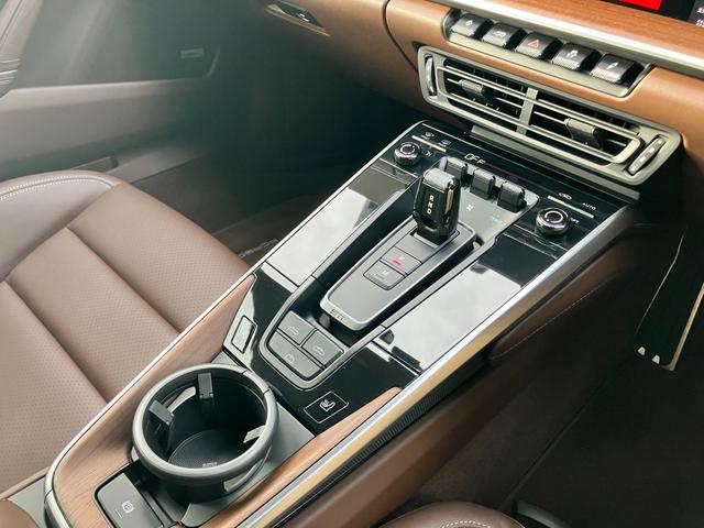 911 911カレラ4 カブリオレ 走行4500Km アベンチュリングリーンメタリック ブラウンソフトトップ トリュフブラウンインテリア スポーツクロノPKG スポーツエクゾースト 20/21インチCarrera Classicホイール(25枚目)