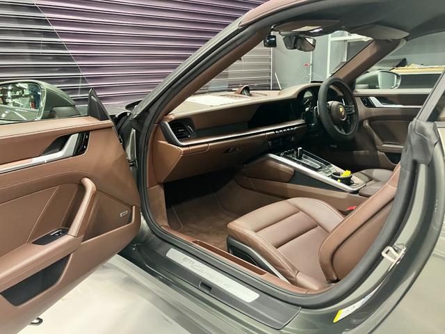 911 911カレラ4 カブリオレ 走行4500Km アベンチュリングリーンメタリック ブラウンソフトトップ トリュフブラウンインテリア スポーツクロノPKG スポーツエクゾースト 20/21インチCarrera Classicホイール(28枚目)