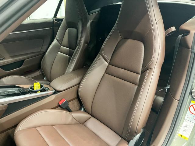 911 911カレラ4 カブリオレ 走行4500Km アベンチュリングリーンメタリック ブラウンソフトトップ トリュフブラウンインテリア スポーツクロノPKG スポーツエクゾースト 20/21インチCarrera Classicホイール(29枚目)