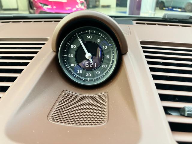 911 911カレラ4 カブリオレ 走行4500Km アベンチュリングリーンメタリック ブラウンソフトトップ トリュフブラウンインテリア スポーツクロノPKG スポーツエクゾースト 20/21インチCarrera Classicホイール(31枚目)