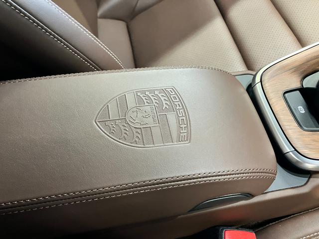 911 911カレラ4 カブリオレ 走行4500Km アベンチュリングリーンメタリック ブラウンソフトトップ トリュフブラウンインテリア スポーツクロノPKG スポーツエクゾースト 20/21インチCarrera Classicホイール(32枚目)