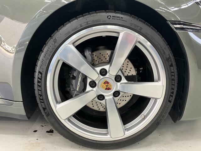 911 911カレラ4 カブリオレ 走行4500Km アベンチュリングリーンメタリック ブラウンソフトトップ トリュフブラウンインテリア スポーツクロノPKG スポーツエクゾースト 20/21インチCarrera Classicホイール(40枚目)