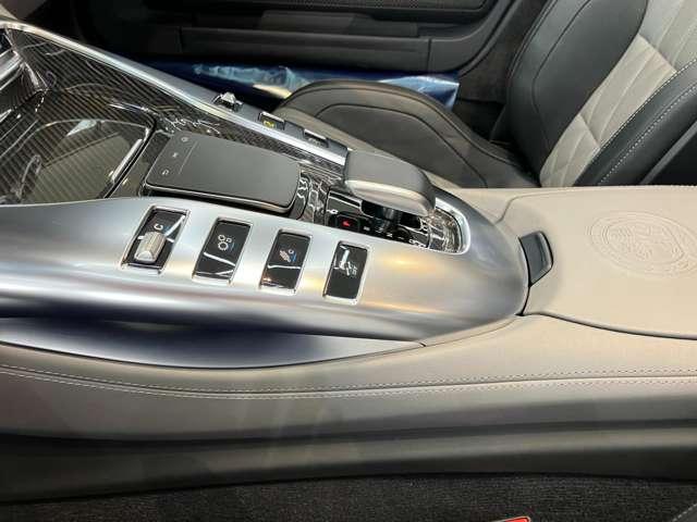 GT C ロードスター MC後モデル 12.3インチコクピットディスプレイ 10.25インチTFTモニター ダイヤモンドステッチナッパレザー ベンチレーション/ヒーターAMGパフォーマンスシート カーボンインテリア(35枚目)