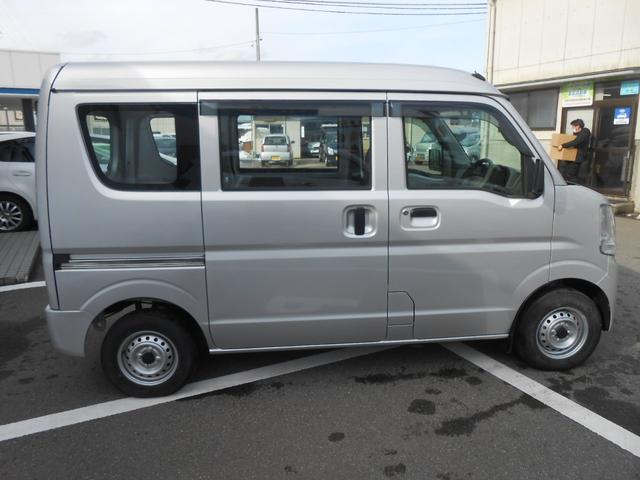M 4WD 両側スライドドア AM FMオーディオ ABS 5MT デュアルエアバッグ エアコン パワステ 乗車定員4名 シルバー(4枚目)
