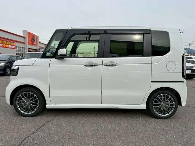 Ｎ－ＢＯＸカスタム ターボ　届出済未使用車　フロアマット・バイザー（3枚目）