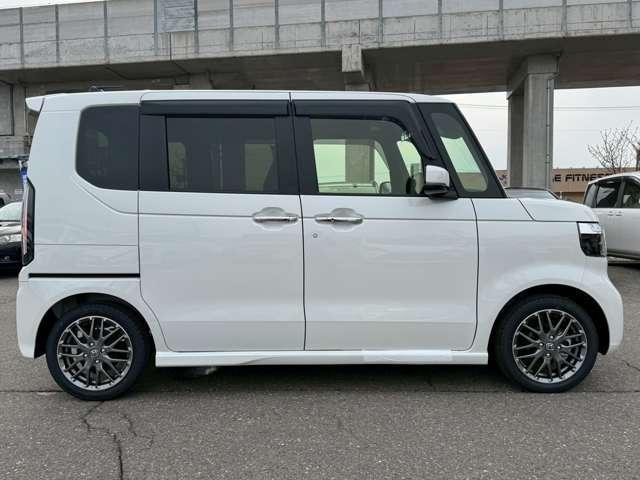 Ｎ－ＢＯＸカスタム ターボ　届出済未使用車　フロアマット・バイザー（6枚目）