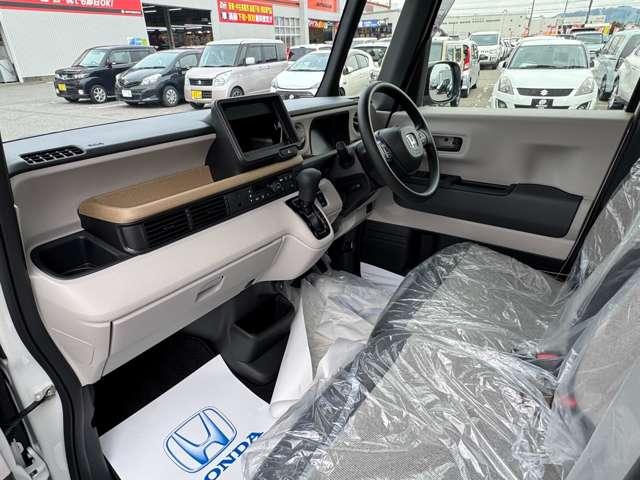 Ｎ－ＢＯＸ 　届出済未使用車フロアマット・バイザー（31枚目）