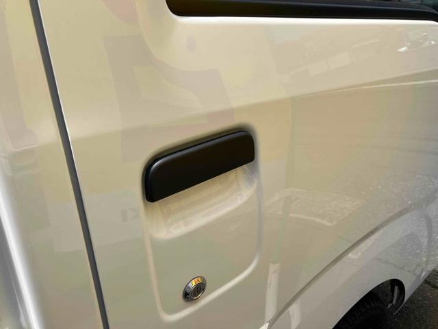 ハイゼットトラック スタンダード　４ＷＤ　届出済未使用車　軽トラック　ＣＶＴ　衝突被害軽減システム　クリアランスソナー　アイドリングストップ　オートライト　ＥＳＣ　エアコン　パワーステアリング　運転席エアバッグ　助手席エアバッグ（25枚目）