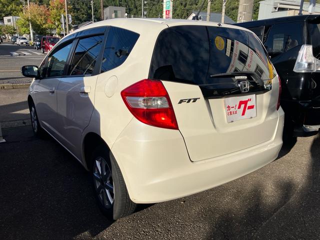 フィット Gスマートセレクション 純正CDオーディオ・バックカメラ USB入力 スマートキー 電動格納ミラー 社外アルミホイール 運転席・助手席エアバッグ(6枚目)
