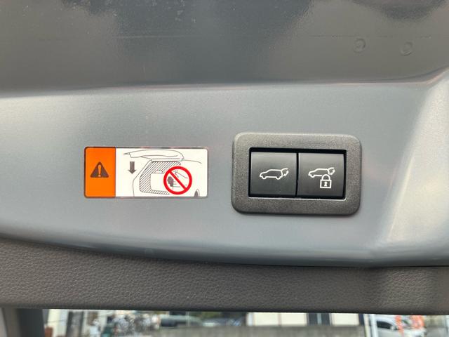 プリウス Ｚ　４ＷＤ　ワンオーナー車　純正メモリーナビ　フルセグＴＶ　全方位カメラ　Ｂｌｕｅｔｏｏｔｈオーディオ　ＥＴＣ　デジタルインナーミラー　パノラマルーフ　純正１９インチアルミ　オートクルーズ（9枚目）