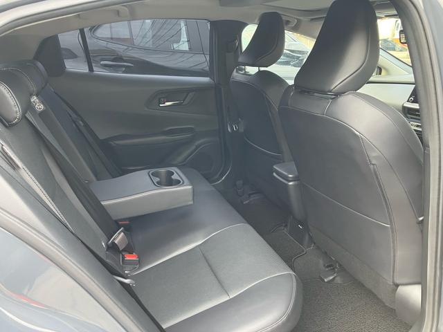 プリウス Ｚ　４ＷＤ　ワンオーナー車　純正メモリーナビ　フルセグＴＶ　全方位カメラ　Ｂｌｕｅｔｏｏｔｈオーディオ　ＥＴＣ　デジタルインナーミラー　パノラマルーフ　純正１９インチアルミ　オートクルーズ（10枚目）